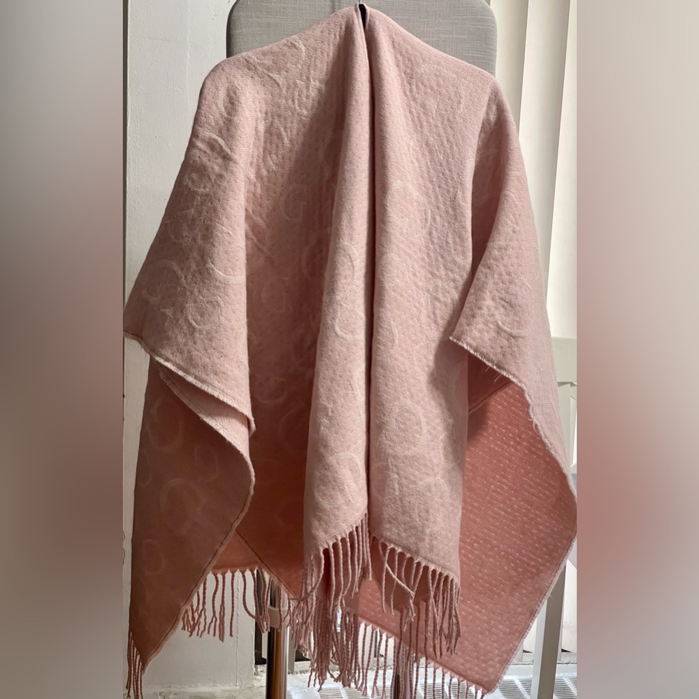 Guess women’s blanket scarf 🧣